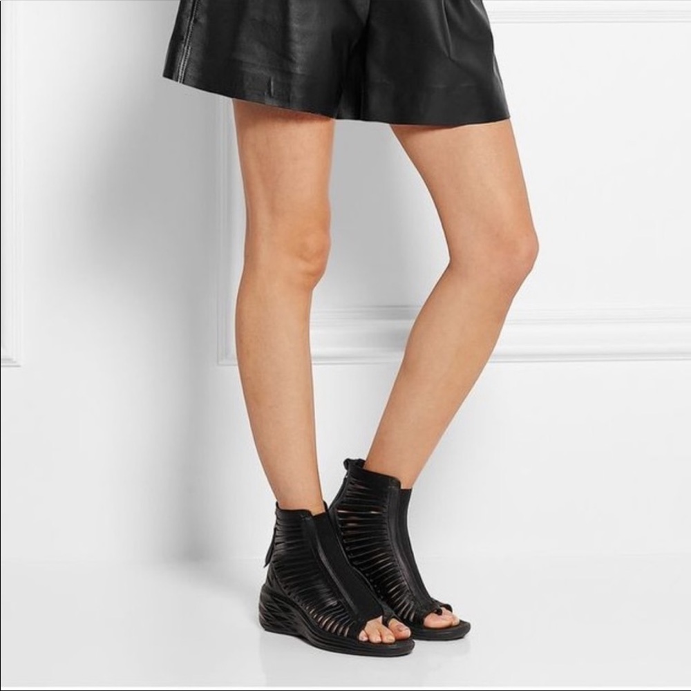 Nike Lunarsandiator gladiator sandals women size 8 black comfortable sandals
